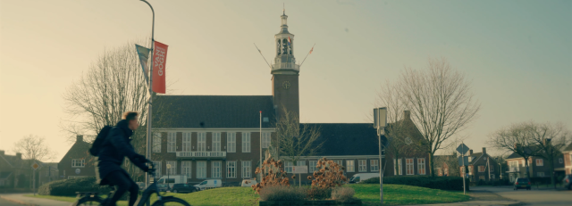 CU Hoogeveen Kandidaat #1 still Fiets gemeentehuis.png