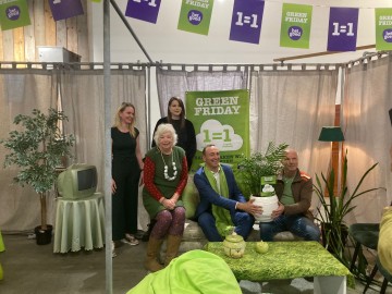 Klimaatburgemeester Grietje Loof en wethouder duurzaamheid Jeroen Westendorp werden ontvangen de CO2-besparingscheck van kringloopwinkel het Goed in Hoogeveen.
